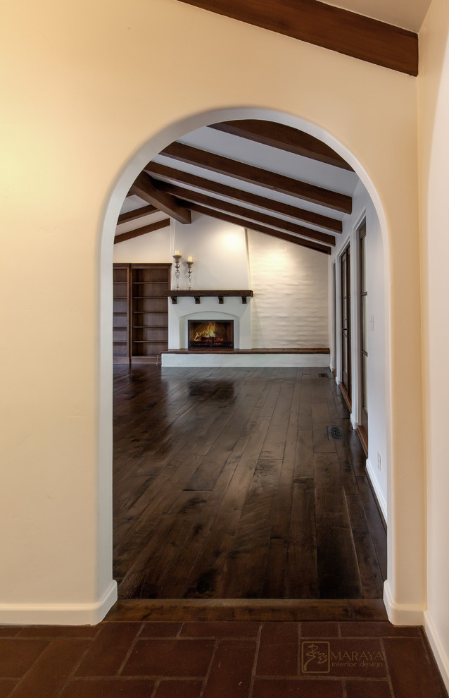 Пример оригинального дизайна: изолированная гостиная комната среднего размера в средиземноморском стиле с с книжными шкафами и полками, белыми стенами и темным паркетным полом