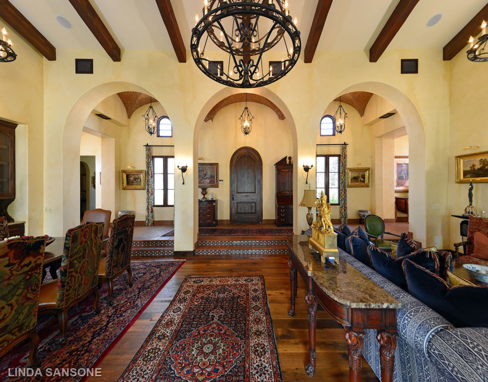Großes, Repräsentatives, Offenes Mediterranes Wohnzimmer mit beiger Wandfarbe und braunem Holzboden in San Diego