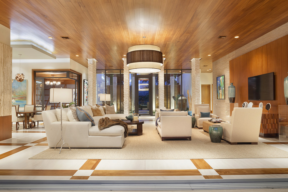 Идея дизайна: огромная гостиная комната в современном стиле с телевизором на стене