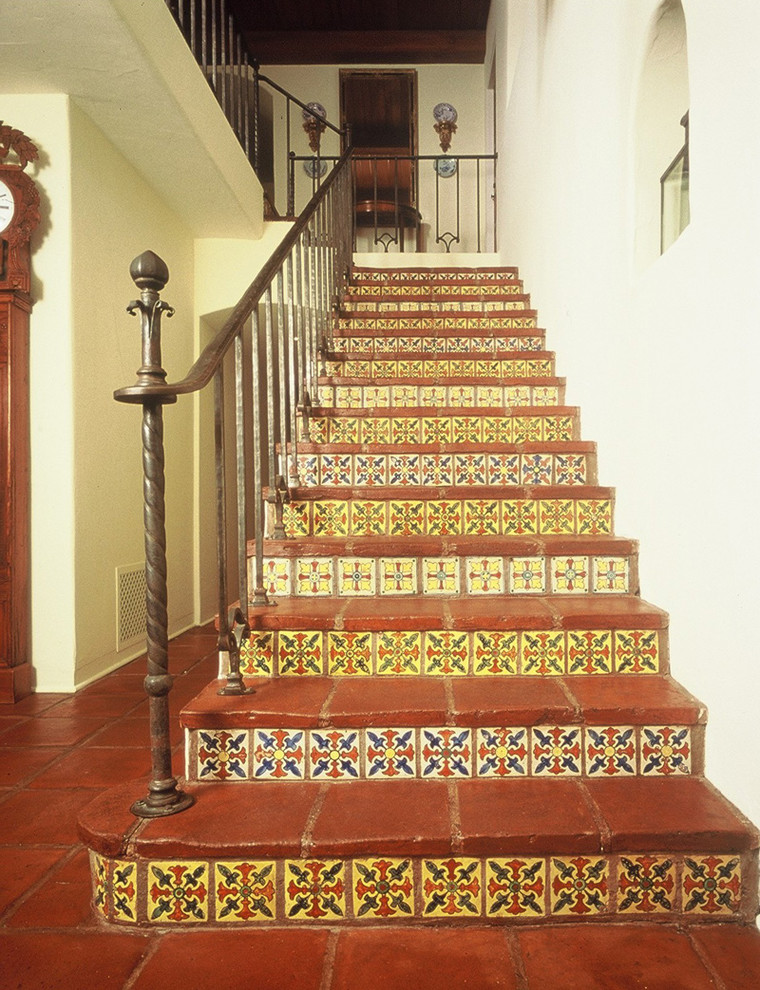 サンタバーバラにある地中海スタイルのおしゃれな階段の写真