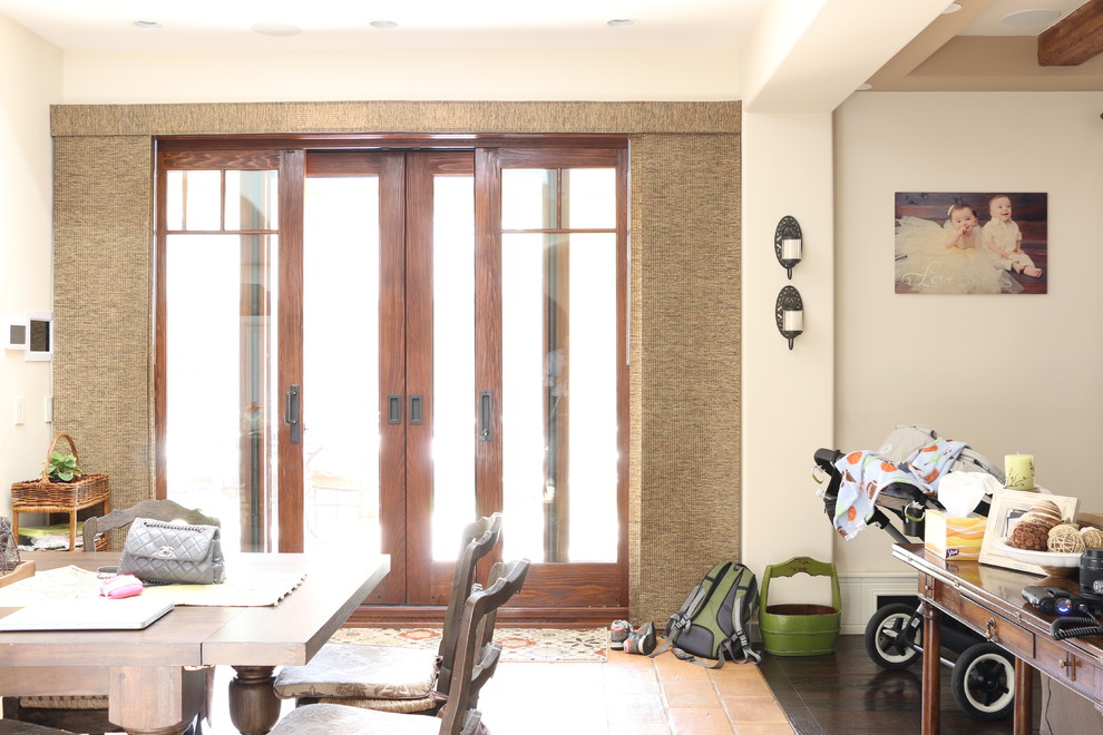 Foto på ett mellanstort medelhavsstil separat vardagsrum, med beige väggar, mörkt trägolv, en standard öppen spis, en spiselkrans i tegelsten och en väggmonterad TV