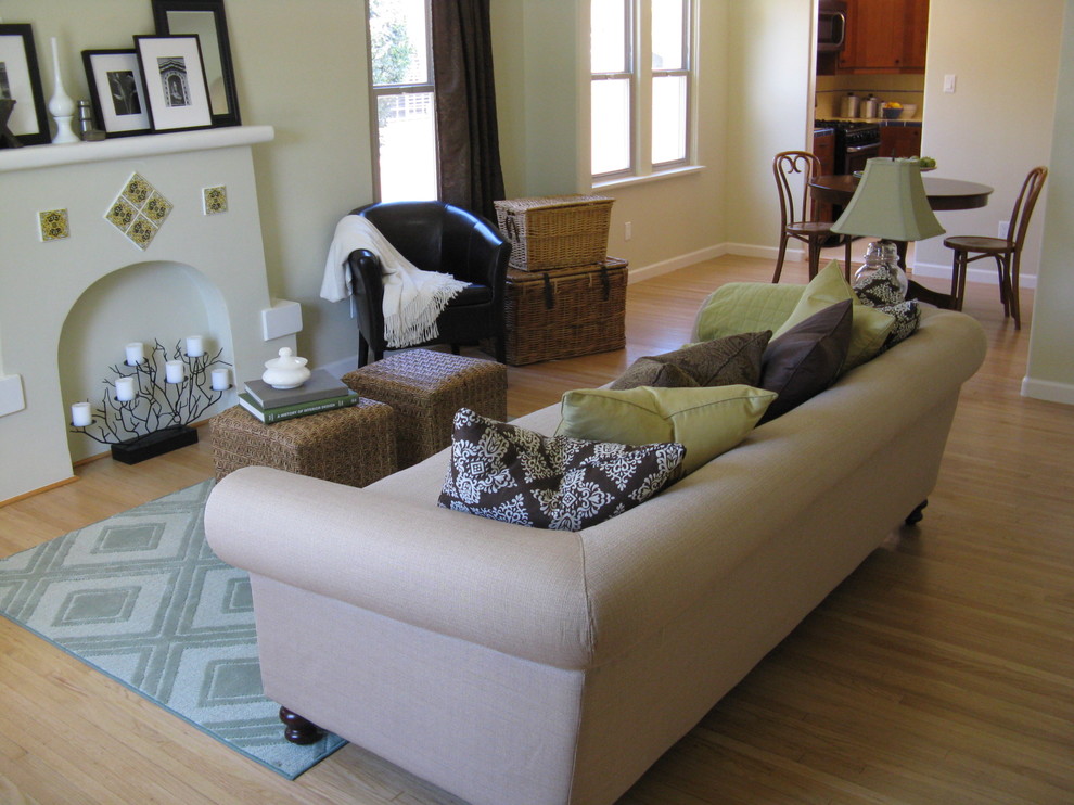 Example of a tuscan living room design in Los Angeles