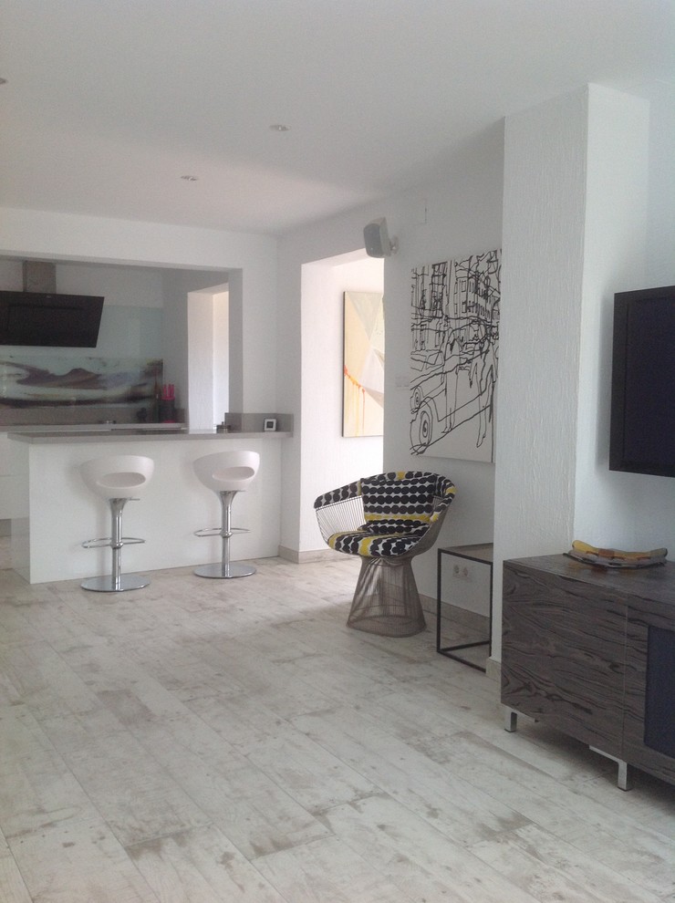Foto di un grande soggiorno minimal aperto con pareti bianche, sala della musica, pavimento in gres porcellanato e TV a parete