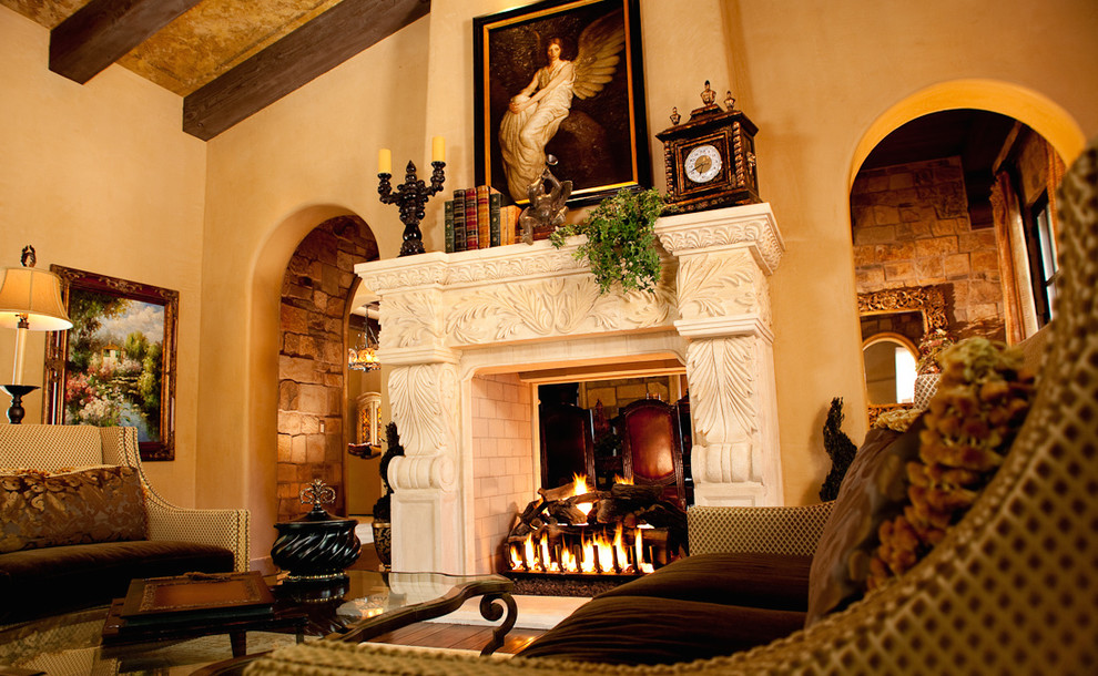 フェニックスにあるラグジュアリーな巨大なラスティックスタイルのおしゃれなリビング (マルチカラーの壁、濃色無垢フローリング、コーナー設置型暖炉、石材の暖炉まわり、埋込式メディアウォール、茶色い床) の写真