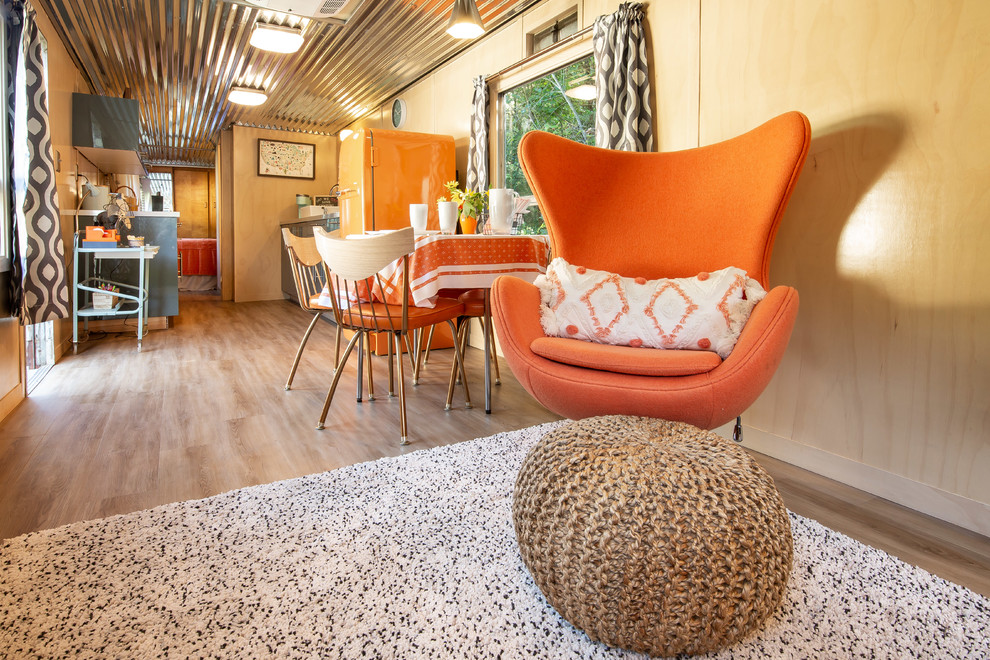 Esempio di un piccolo soggiorno minimalista aperto con pareti beige, pavimento in vinile e pavimento beige