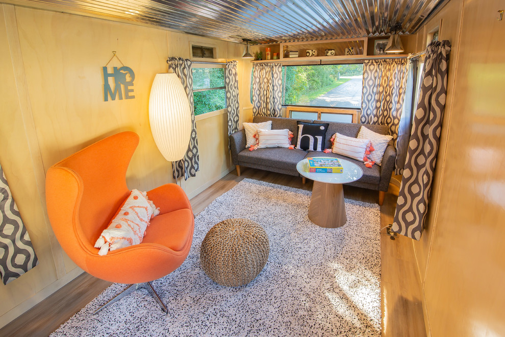 Idee per un piccolo soggiorno moderno aperto con pavimento in vinile e pavimento beige
