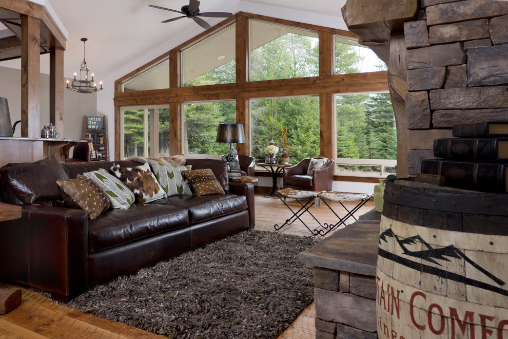 Immagine di un soggiorno american style aperto con pareti bianche e pavimento in legno massello medio