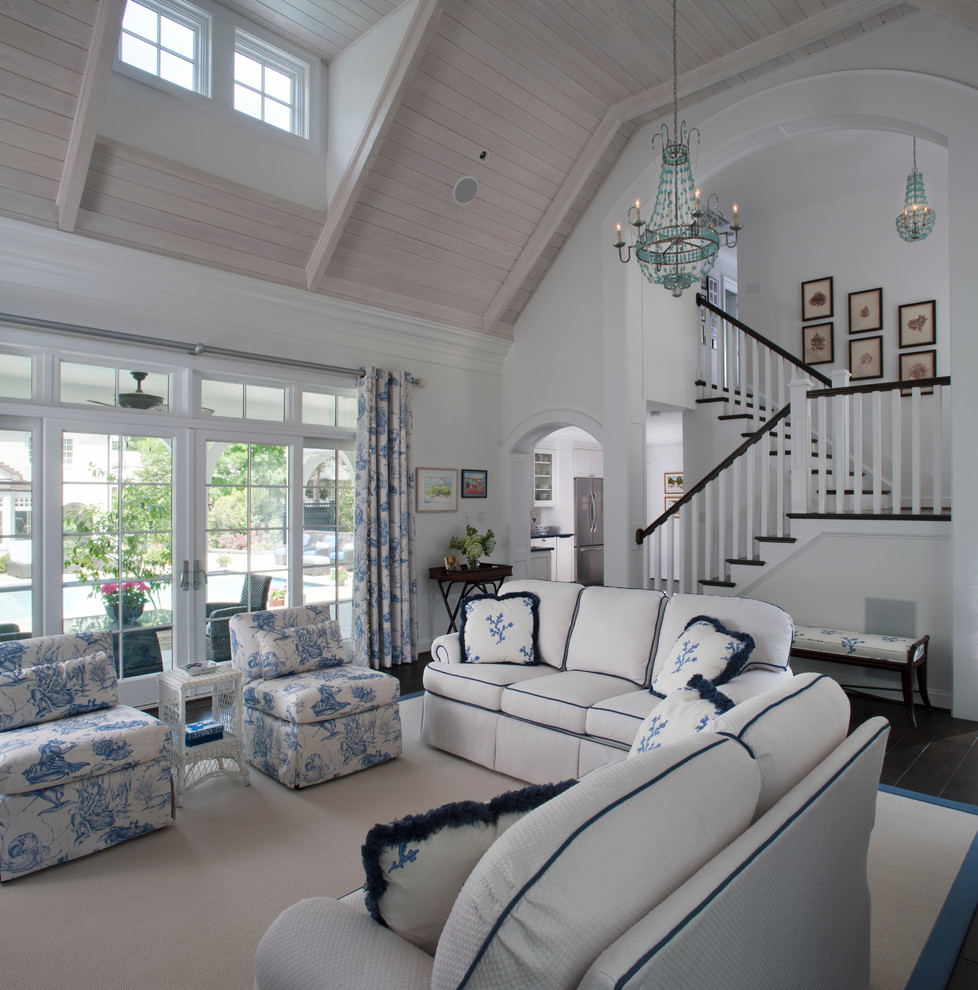 На фото: гостиная комната в классическом стиле с белыми стенами и светлым паркетным полом с