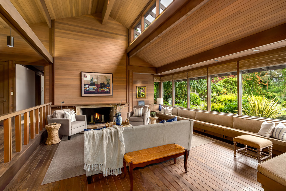 Geräumiges, Offenes Asiatisches Wohnzimmer mit brauner Wandfarbe, braunem Holzboden, Kamin, braunem Boden und Kaminumrandung aus Holz in Seattle