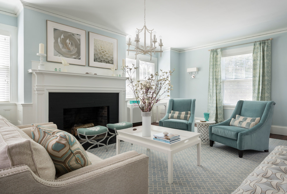 Пример оригинального дизайна: парадная гостиная комната в классическом стиле с синими стенами и стандартным камином