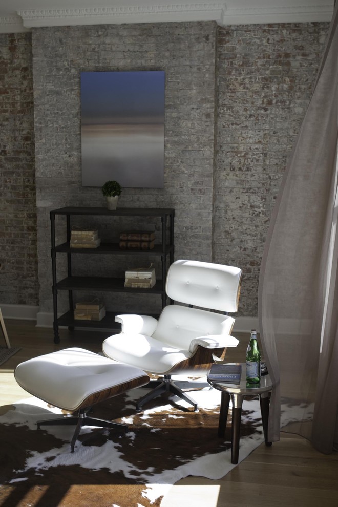 Idee per un grande soggiorno industriale stile loft con pareti bianche e parquet chiaro