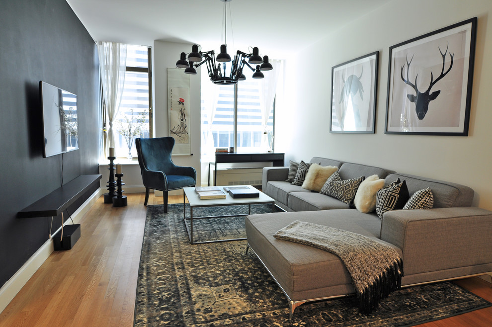 Идея дизайна: гостиная комната в стиле неоклассика (современная классика) с паркетным полом среднего тона и телевизором на стене без камина