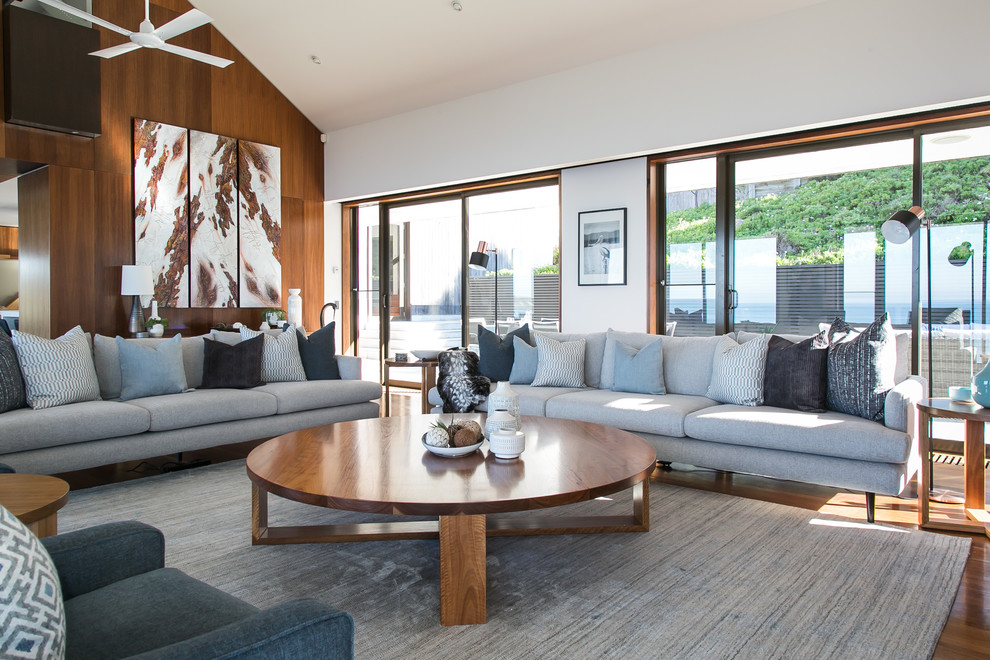 Immagine di un grande soggiorno design aperto con pavimento marrone, sala formale, parquet scuro e pareti bianche