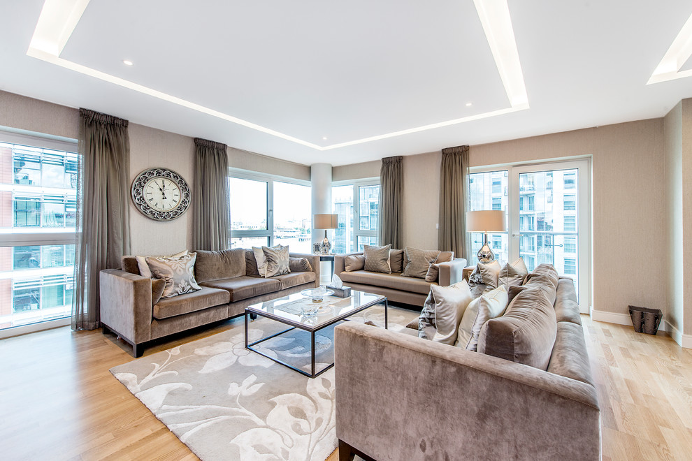 Idee per un soggiorno classico con sala formale, parquet chiaro e pareti beige