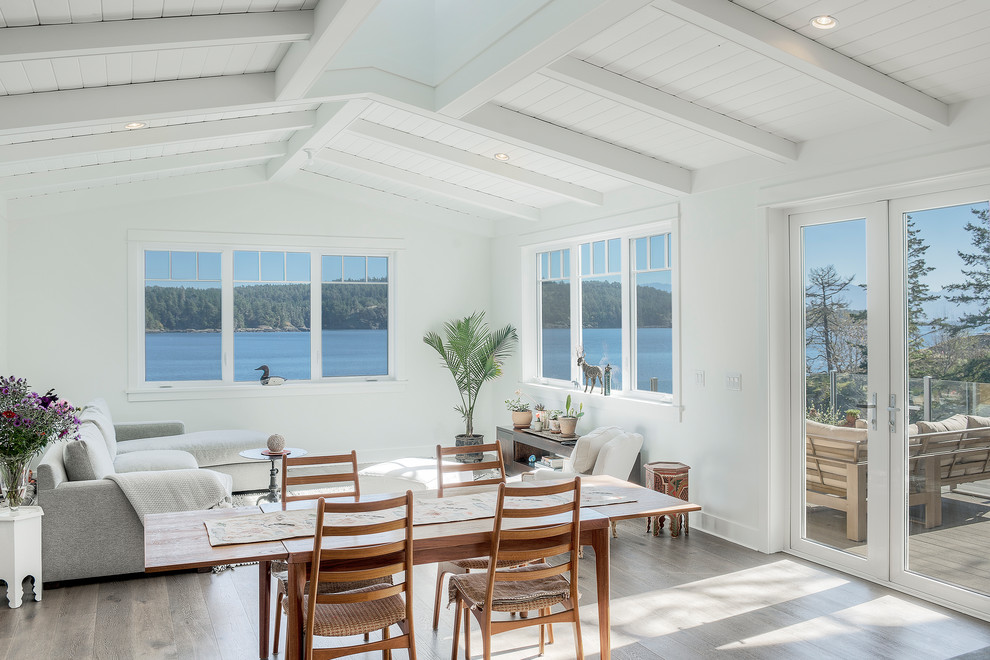 Свежая идея для дизайна: гостиная комната в морском стиле с белыми стенами и коричневым полом - отличное фото интерьера