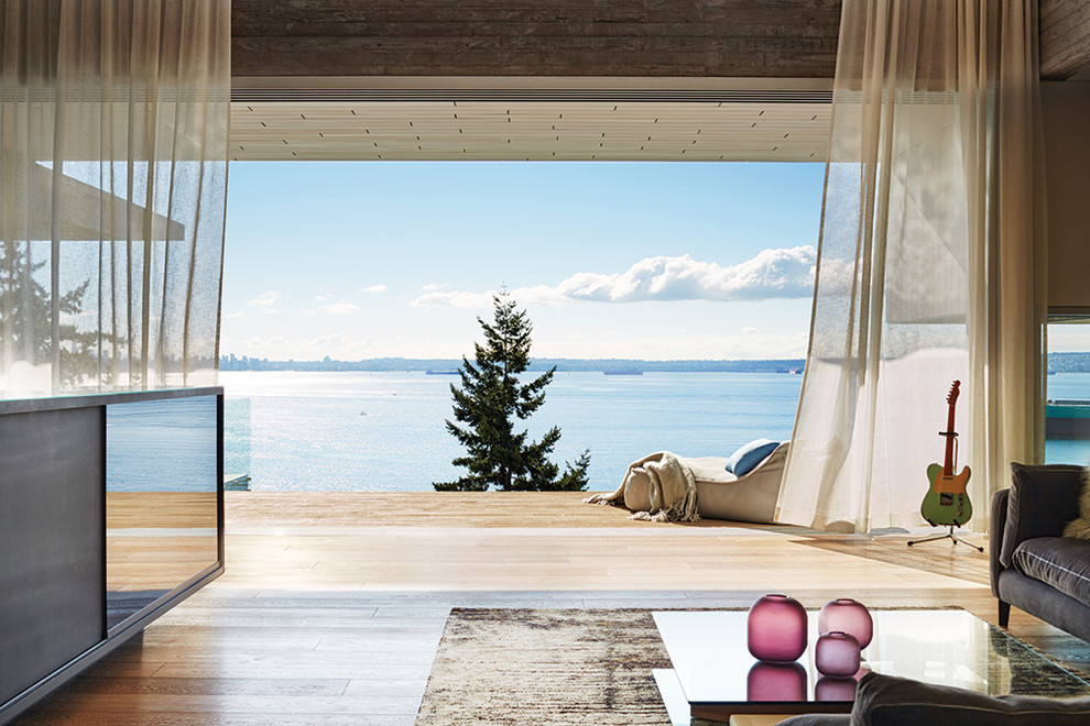 Geräumiges, Repräsentatives, Fernseherloses, Offenes Modernes Wohnzimmer ohne Kamin mit weißer Wandfarbe und hellem Holzboden in Vancouver