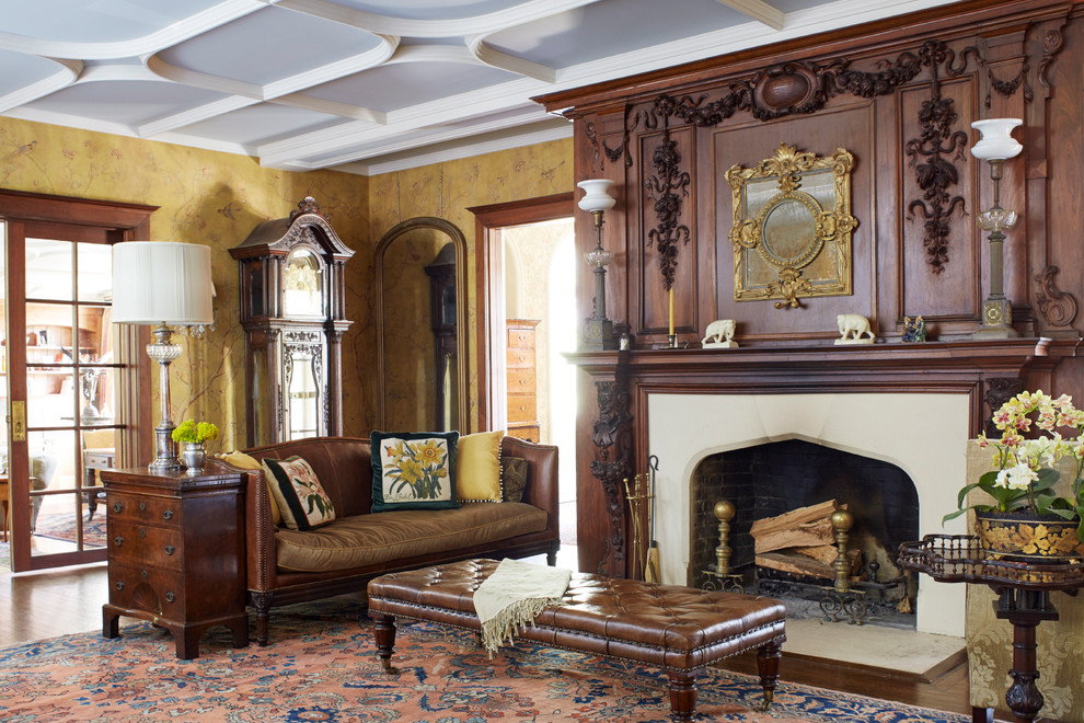 На фото: парадная гостиная комната в классическом стиле с стандартным камином и желтыми стенами