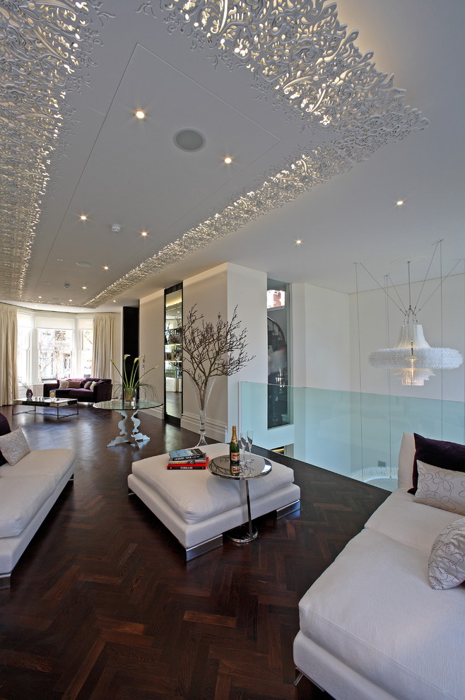 Источник вдохновения для домашнего уюта: гостиная комната в современном стиле с белыми стенами и красивыми шторами