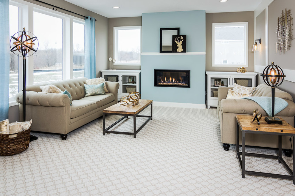 Идея дизайна: парадная, изолированная гостиная комната в стиле неоклассика (современная классика) с бежевыми стенами, ковровым покрытием, горизонтальным камином, разноцветным полом и синими шторами без телевизора
