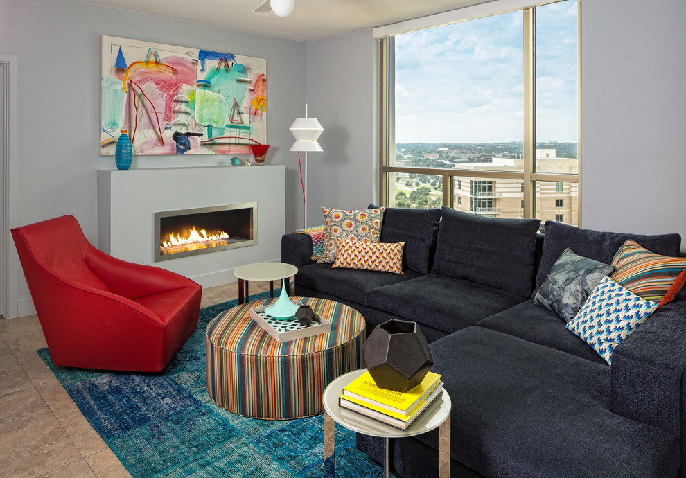 Kleines, Offenes Modernes Wohnzimmer mit grauer Wandfarbe, Porzellan-Bodenfliesen und Gaskamin in Austin