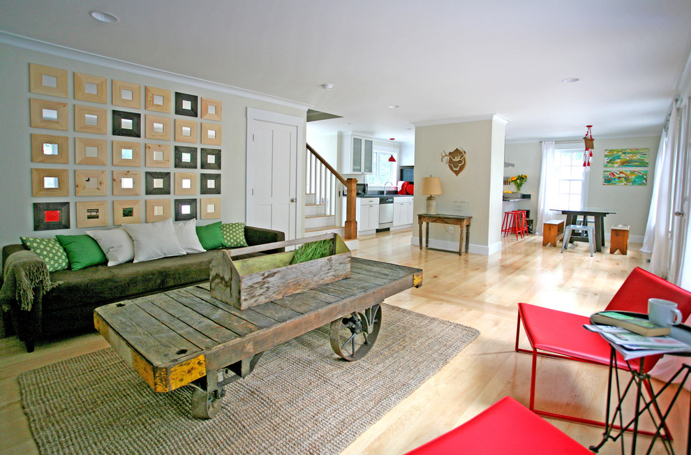 Ispirazione per un soggiorno bohémian di medie dimensioni e aperto con pareti beige, parquet chiaro e TV a parete