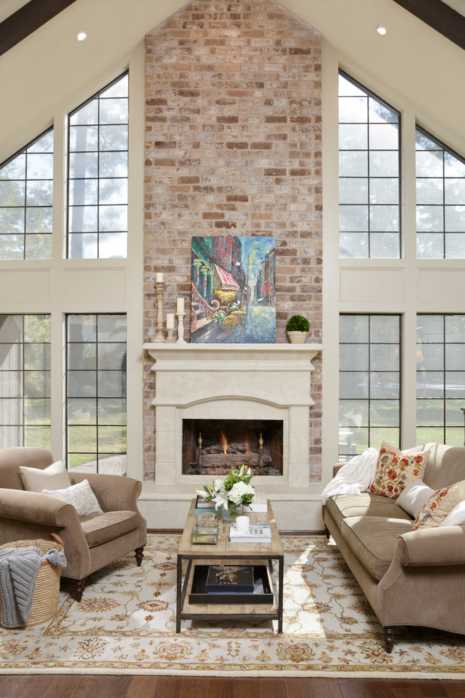 Idée de décoration pour un salon tradition avec un mur blanc, un sol en bois brun et une cheminée standard.