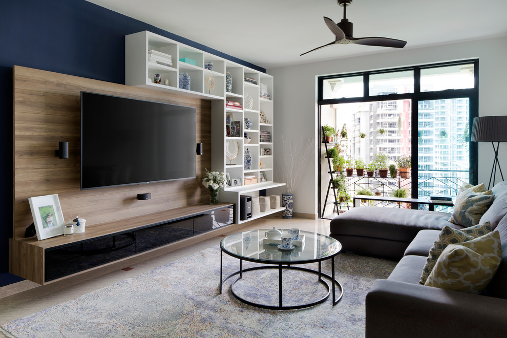 Идея дизайна: изолированная гостиная комната в современном стиле с белыми стенами и телевизором на стене