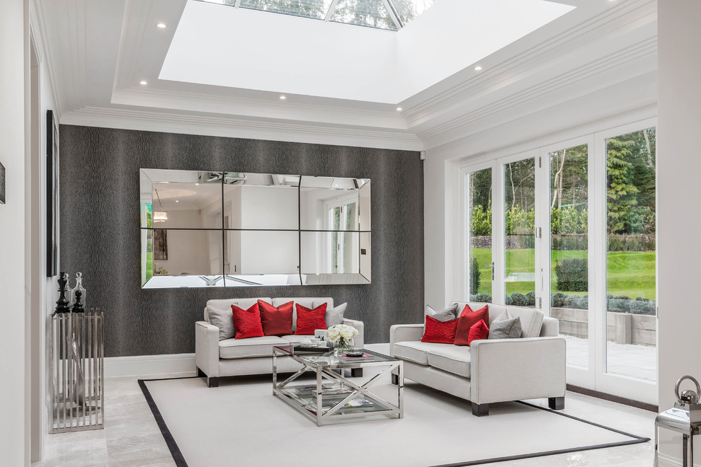 Repräsentatives Modernes Wohnzimmer mit grauer Wandfarbe in Surrey