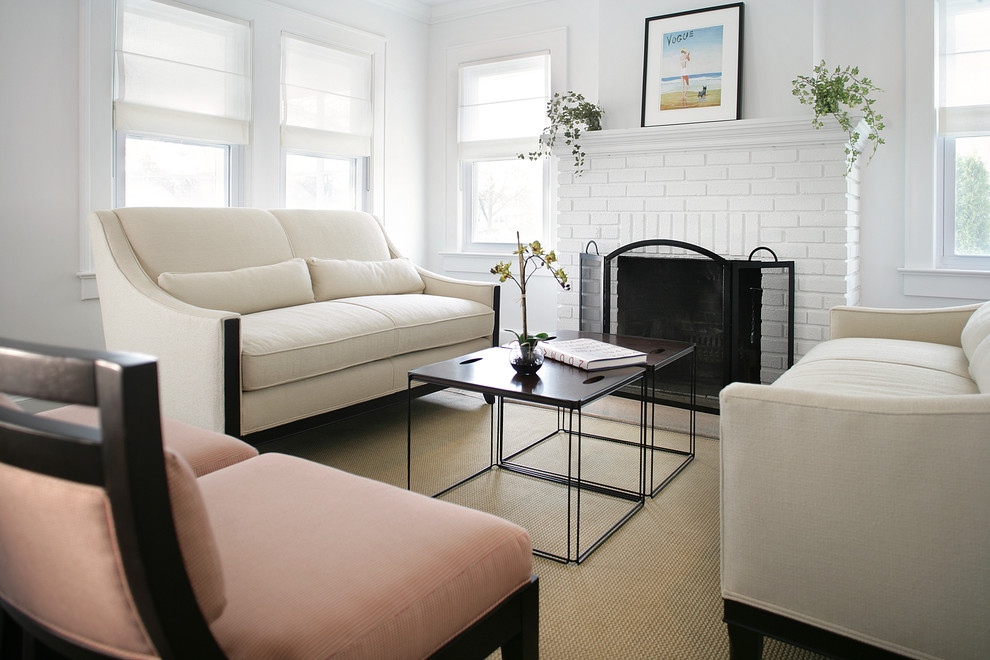 Foto di un soggiorno design di medie dimensioni con pareti bianche, pavimento in legno massello medio, camino classico e cornice del camino in mattoni