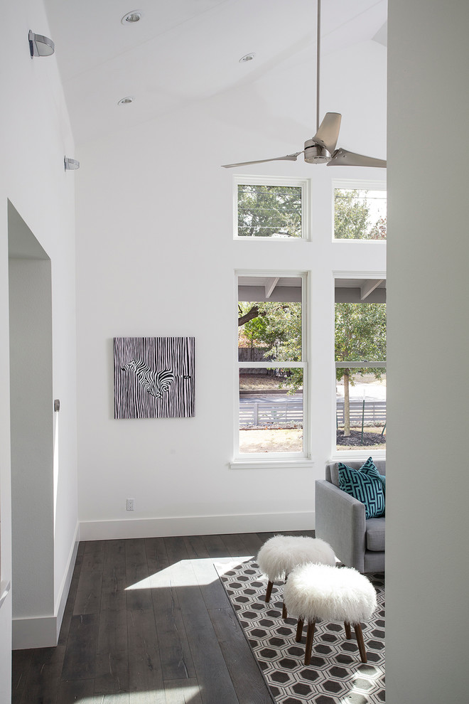 Imagen de salón para visitas abierto de estilo de casa de campo de tamaño medio sin televisor con paredes blancas y suelo de madera oscura