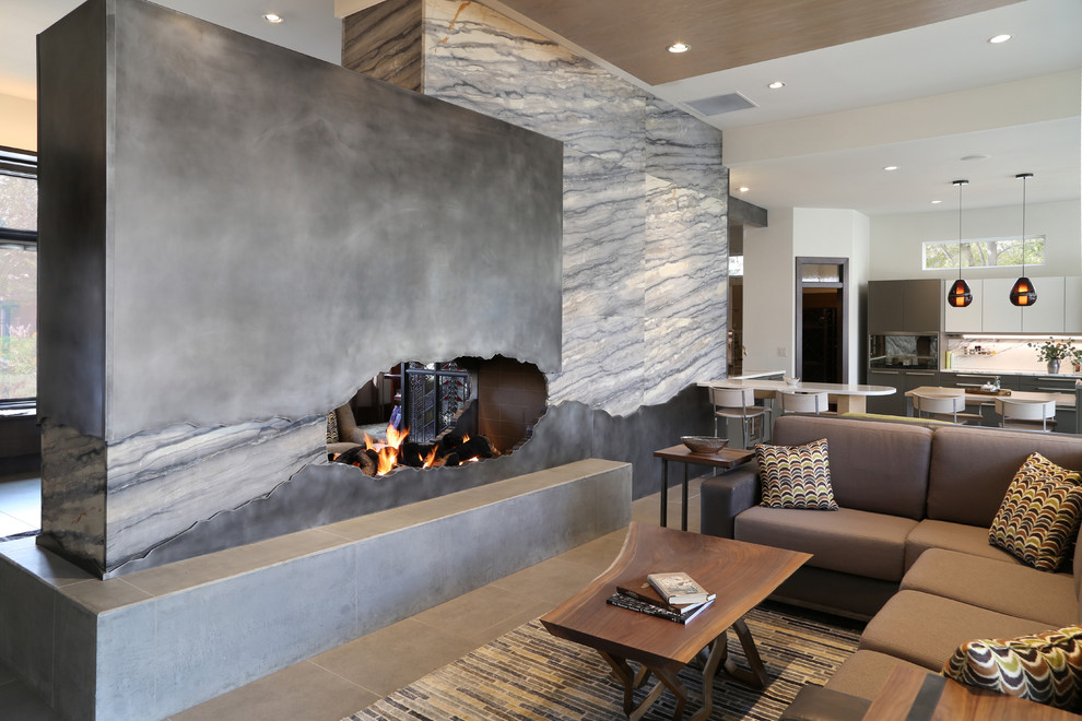 ボイシにある広いコンテンポラリースタイルのおしゃれなLDK (白い壁、セラミックタイルの床、両方向型暖炉、金属の暖炉まわり、グレーの床) の写真