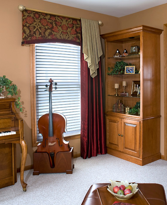 Foto de salón con rincón musical abierto clásico de tamaño medio sin chimenea y televisor con paredes marrones y moqueta