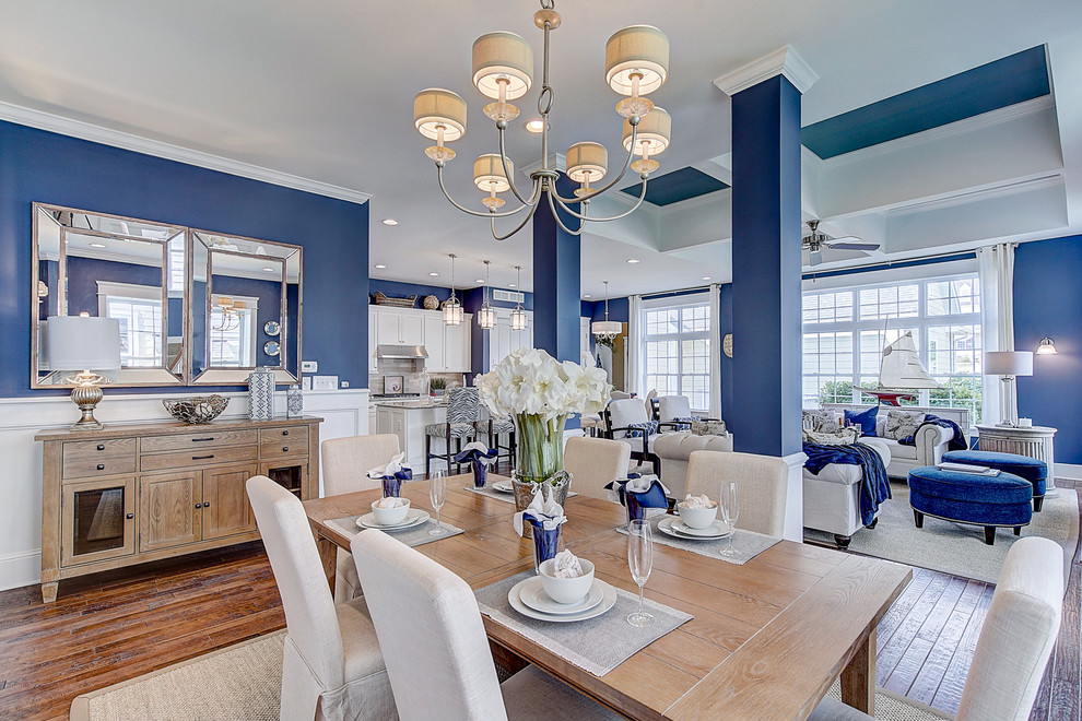 Idée de décoration pour une salle à manger tradition avec un mur bleu, un sol en bois brun, un sol marron, un plafond à caissons et du lambris.