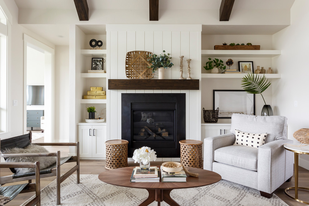 Foto de salón campestre sin televisor con paredes blancas, suelo de madera en tonos medios y alfombra