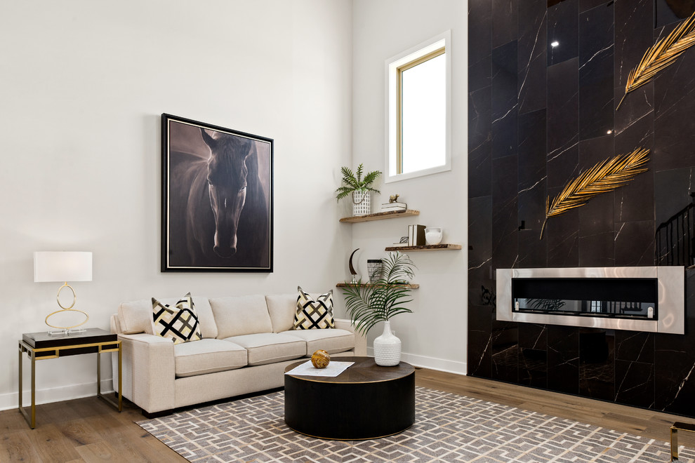 Diseño de salón abierto contemporáneo de tamaño medio con paredes blancas, suelo de madera en tonos medios y marco de chimenea de baldosas y/o azulejos