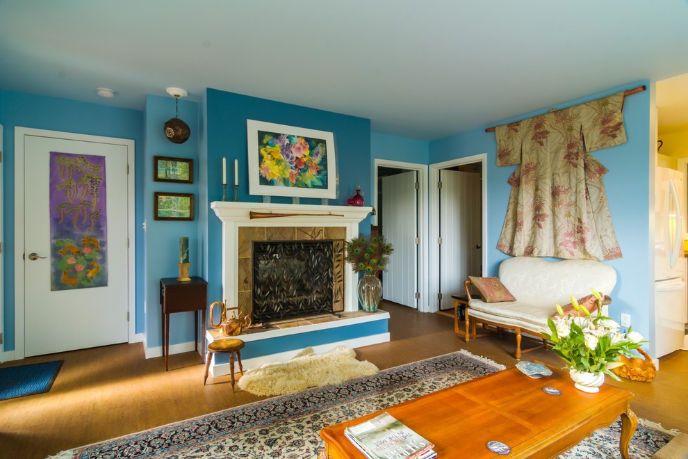 На фото: маленькая изолированная гостиная комната в стиле фьюжн с синими стенами для на участке и в саду
