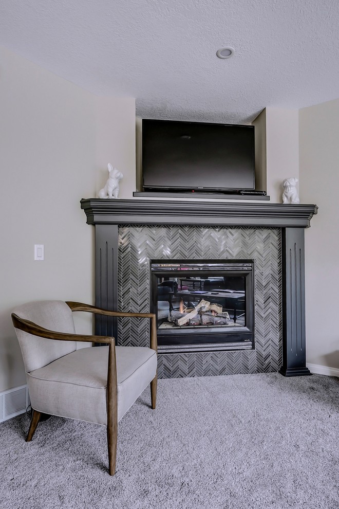 Mittelgroßes Klassisches Wohnzimmer mit grauer Wandfarbe, Teppichboden, Eckkamin, gefliester Kaminumrandung, freistehendem TV und grauem Boden in Calgary
