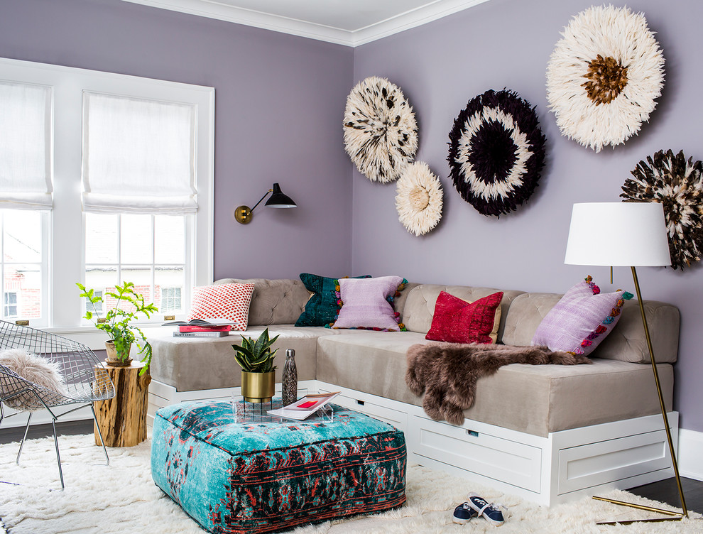 Cette image montre un salon traditionnel avec un mur violet, parquet foncé et un sol marron.