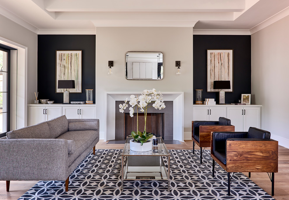 Foto di un soggiorno tradizionale con sala formale, pareti nere, parquet chiaro, camino classico, nessuna TV e tappeto