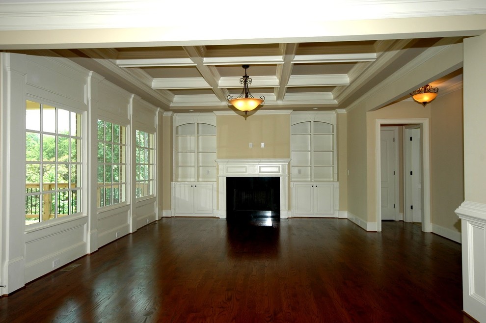 Mittelgroßes Klassisches Wohnzimmer mit beiger Wandfarbe, dunklem Holzboden, Kamin und gefliester Kaminumrandung in Atlanta
