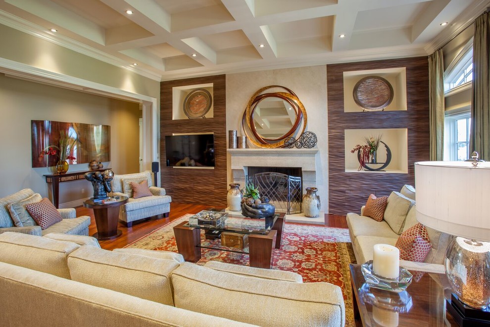 Großes, Repräsentatives, Offenes Klassisches Wohnzimmer mit beiger Wandfarbe, braunem Holzboden, Kamin und TV-Wand in Sonstige