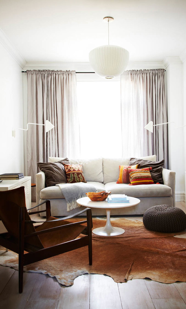 Идея дизайна: изолированная гостиная комната:: освещение в стиле фьюжн с белыми стенами