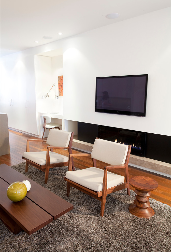 Esempio di un soggiorno moderno con camino lineare Ribbon e TV a parete