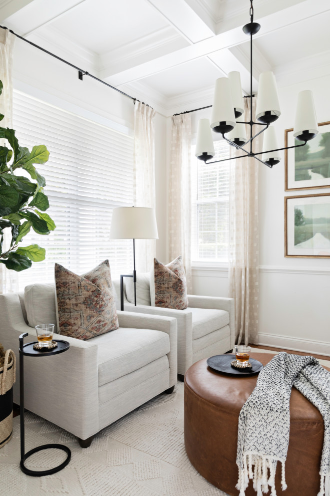 Esempio di un soggiorno tradizionale di medie dimensioni e chiuso con sala formale, pareti bianche, pavimento in legno massello medio, TV a parete e pavimento marrone