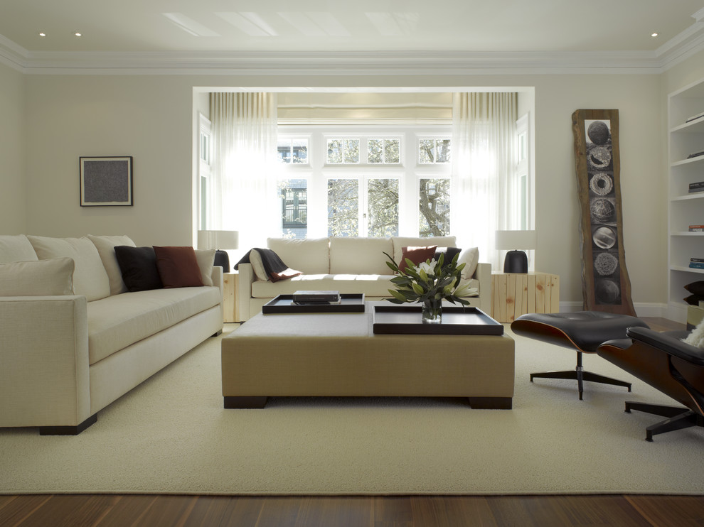Exempel på ett stort modernt vardagsrum, med beige väggar