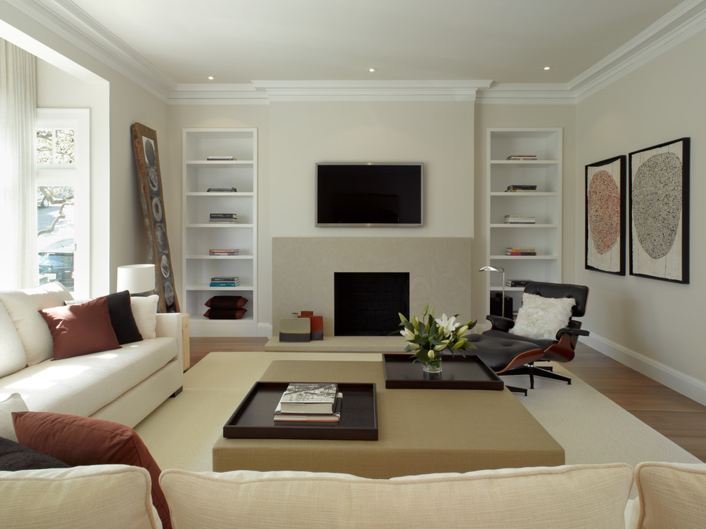 Idée de décoration pour un salon design avec une cheminée standard et un téléviseur fixé au mur.