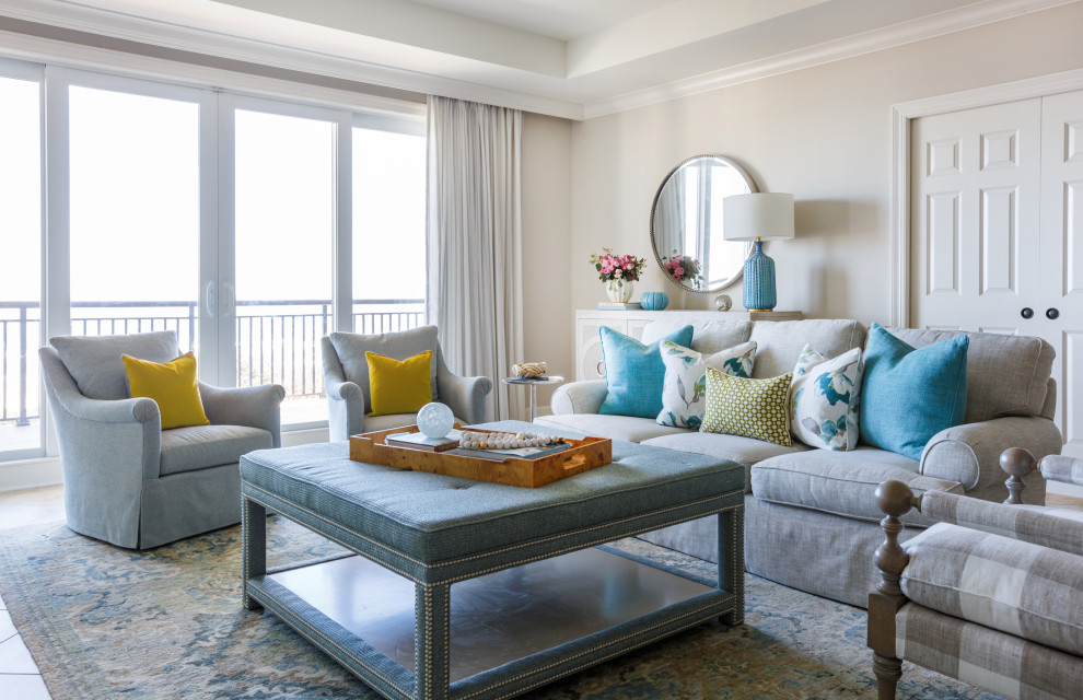 Foto di un soggiorno chic con pareti beige, pavimento in gres porcellanato, pavimento beige e soffitto ribassato