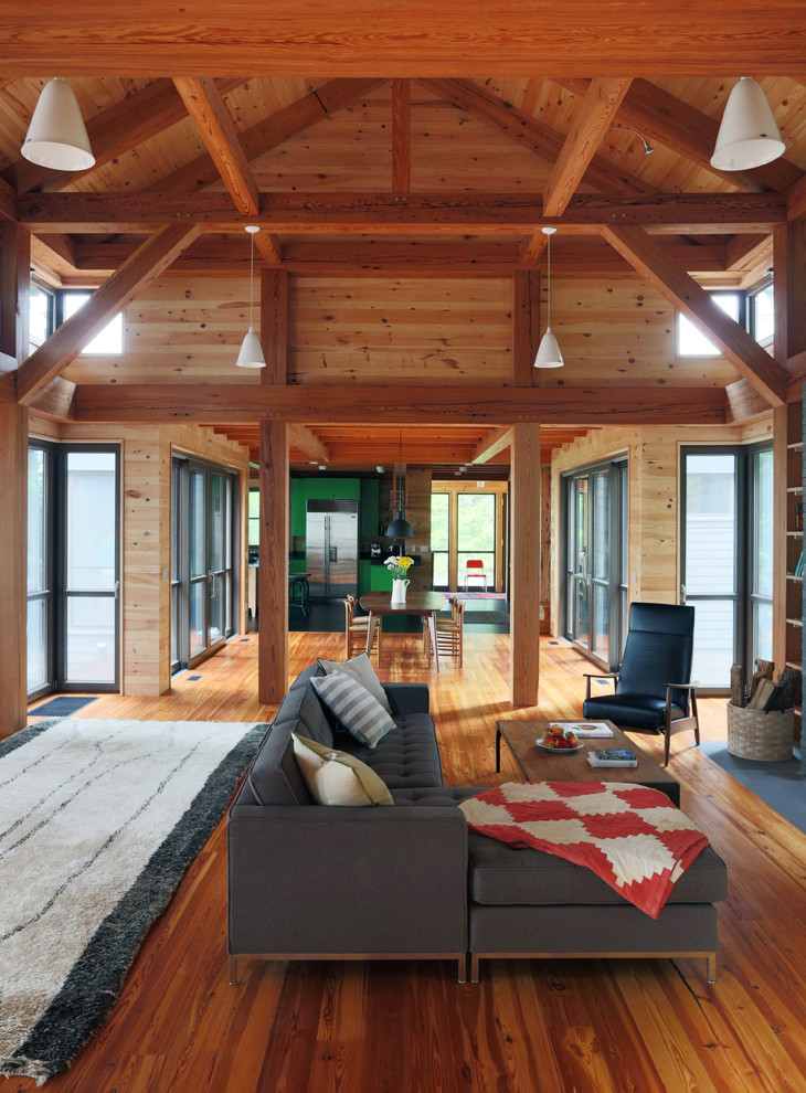 Großes, Offenes Rustikales Wohnzimmer mit braunem Holzboden, brauner Wandfarbe, braunem Boden, Kamin und Kaminumrandung aus Stein in Boston