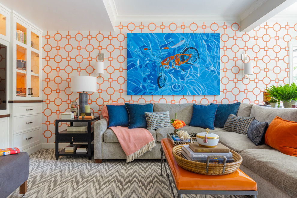 Источник вдохновения для домашнего уюта: открытая гостиная комната в стиле неоклассика (современная классика) с разноцветными стенами, ковровым покрытием и телевизором на стене без камина