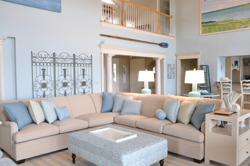 Источник вдохновения для домашнего уюта: большая парадная, открытая гостиная комната в морском стиле с синими стенами, паркетным полом среднего тона и коричневым полом без камина